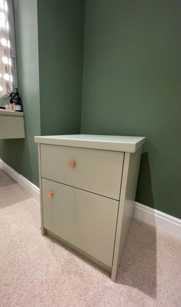 Pedestal in french gray : Swipe To View More Images