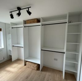 Walk-in wardrobe: Click Here To View Larger Image
